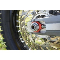 RIGHT AXLE BLOCK RED (NOT THREADED) RR 2T/4T
